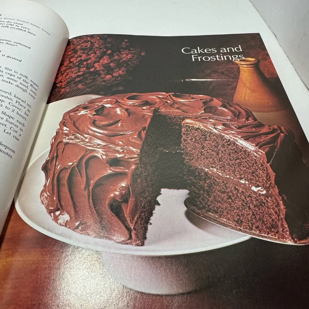 Vintage 1972 Betty Crocker‘s Red Pie Cookbook Textbook Style - Picture 3 of 6
